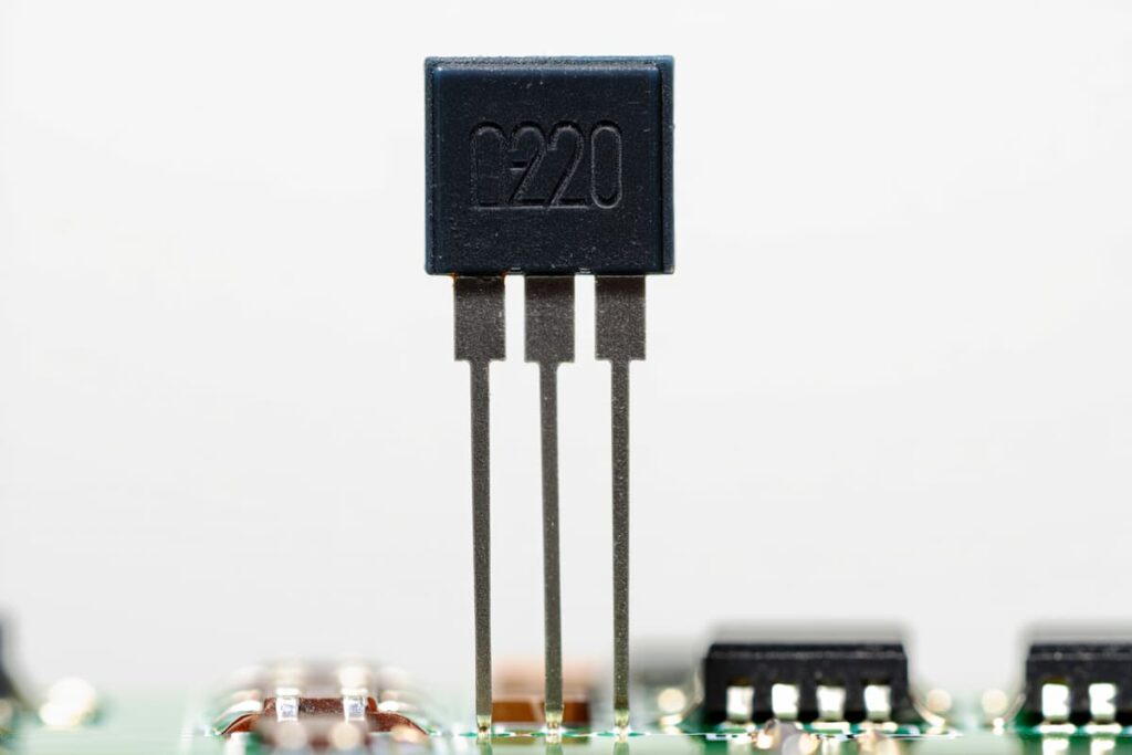 ترانزیستور ماسفت MOSFET برای کنترل جریان و ولتاژ در مدارهای قدرت