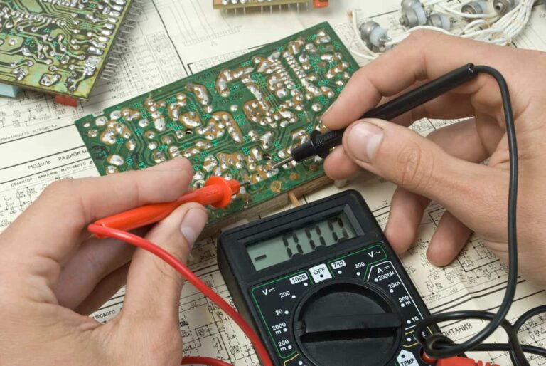 ابزارهای ضروری تعمیر بردهای الکترونیکی پیچیده: مولتی‌متر، اسیلوسکوپ، هیتر هوا، و ایستگاه لحیم‌کاری.
