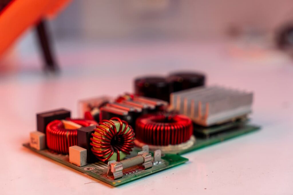 تصویر سلف (Inductor) و کاربردهای آن در مدارهای الکترونیکی