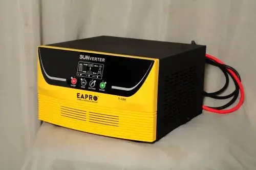 اینورتر خورشیدی هیبریدی (Hybrid Sunverter) متصل به پنل خورشیدی، باتری و شبکه برق برای تأمین برق پایدار و ذخیره انرژی
